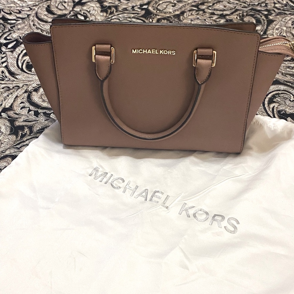 Authentic Michael Kors Dusty Rose Selma Bag with detachable shoulder strap